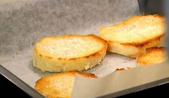 хрустящие тосты с яйцом пашот под лимонным соусом