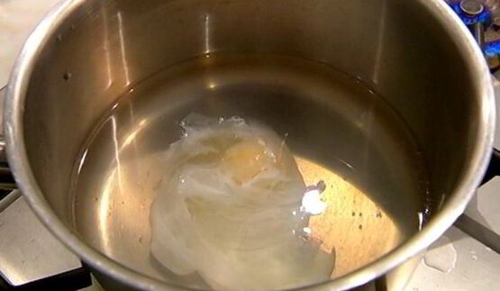 хрустящие тосты с яйцом пашот под лимонным соусом