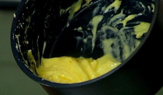 хрустящие тосты с яйцом пашот под лимонным соусом