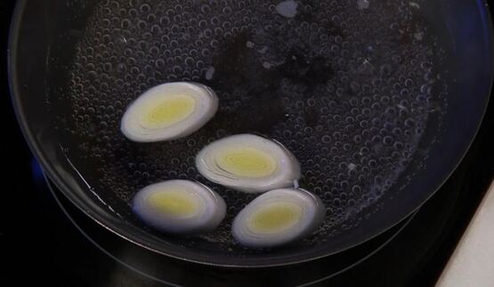 луковые тосты с креветками