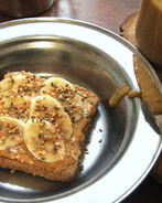 Тост с арахисовым маслом, бананом и кунжутом