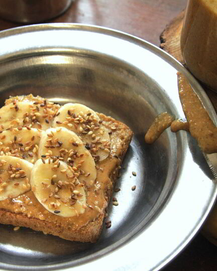 Рецепт тост с арахисовым маслом, бананом и кунжутом