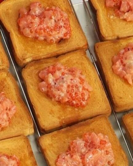 Рецепт тоста с семгой и красной икрой