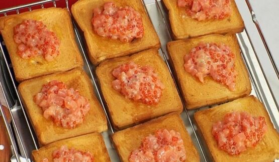 тост с семгой и красной икрой