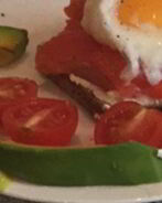 Тост с семгой и яйцом-пашот