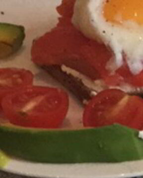 Тост с семгой и яйцом-пашот