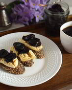 Тосты с бананом и пряным черносливом