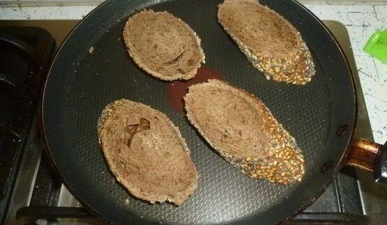 тосты с бананом и пряным черносливом