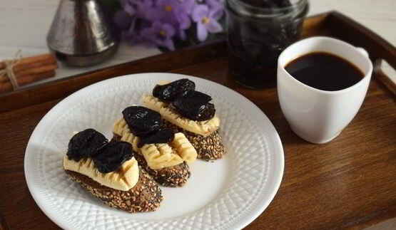 тосты с бананом и пряным черносливом