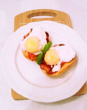 Тосты с беконом и яйцами пашот