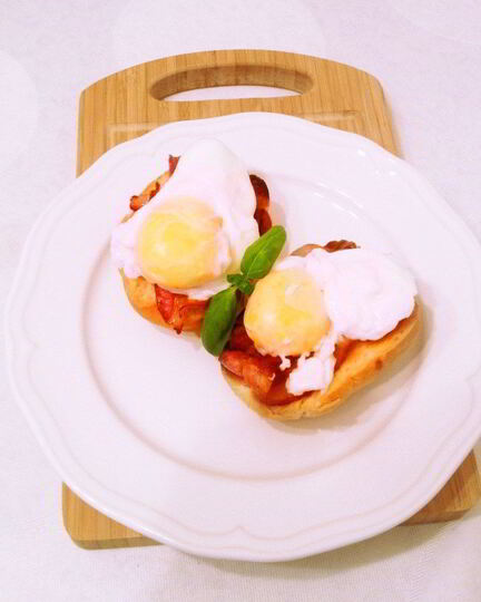 Рецепт тостов с беконом и яйцами пашот