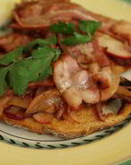 Тосты с беконом, карамелизированными яблоками и луком