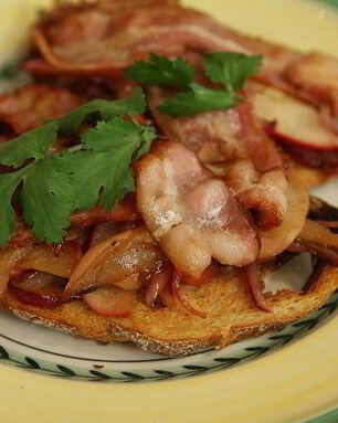 Тосты с беконом, карамелизированными яблоками и луком