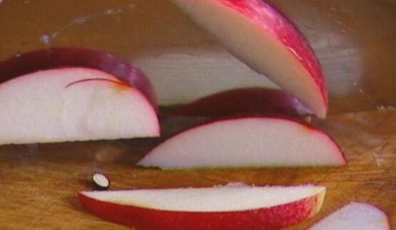 тосты с беконом, карамелизированными яблоками и луком