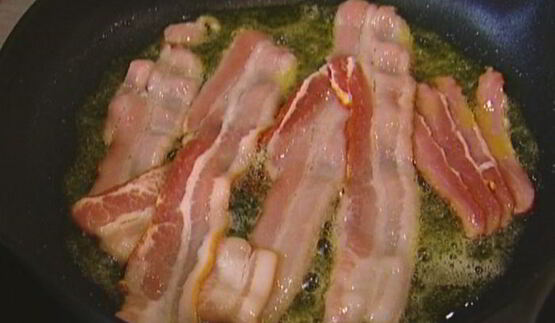 тосты с беконом, карамелизированными яблоками и луком