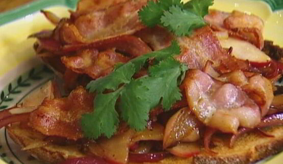 тосты с беконом, карамелизированными яблоками и луком