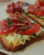 Тосты с беконом, помидорами, цукини и сыром