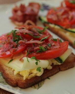 Тосты с беконом, помидорами, цукини и сыром