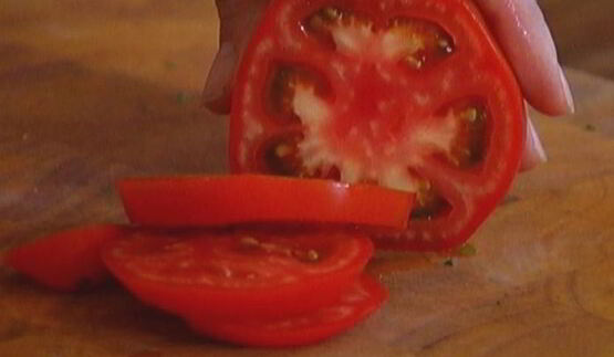 тосты с беконом, помидорами, цукини и сыром