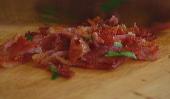 тосты с беконом, помидорами, цукини и сыром