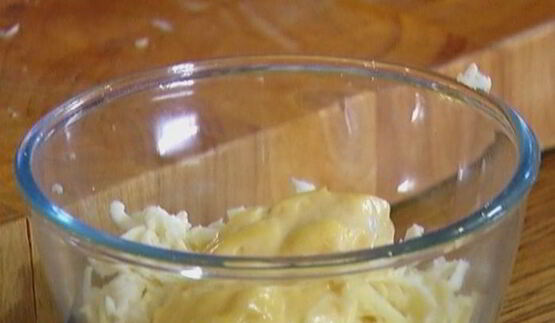 тосты с беконом, помидорами, цукини и сыром