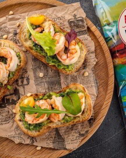 Рецепт тостов с креветками и песто