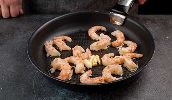 тосты с креветками и песто