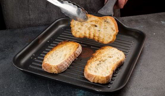 тосты с креветками и песто