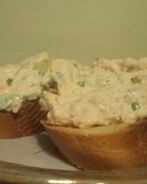 Тосты с лососем, авокадо и дижонской горчицей