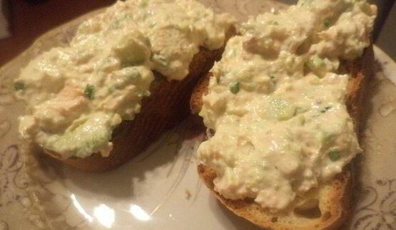 тосты с лососем, авокадо и дижонской горчицей