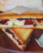 Тосты с пармезаном, оливками и вялеными помидорами