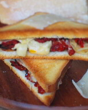 Тосты с пармезаном, оливками и вялеными помидорами