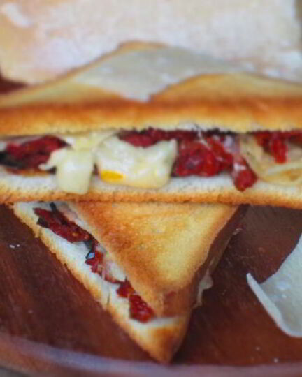 Рецепт тостов с пармезаном, оливками и вялеными помидорами