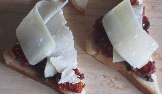 тосты с пармезаном, оливками и вялеными помидорами