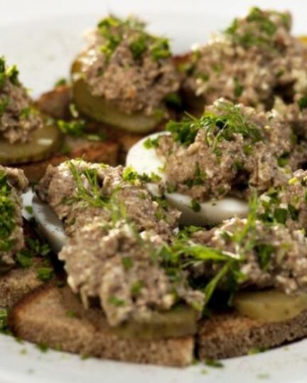 Рецепт тостов с паштетом из говяжьей печенки