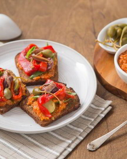 Рецепт тостов с печеными перцами и анчоусами