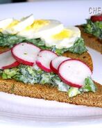 Тосты с руколой и яйцом, зеленью и редисом