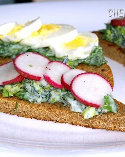 Рецепт тостов с руколой и яйцом, зеленью и редисом