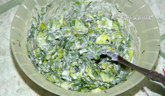 тосты с руколой и яйцом, зеленью и редисом