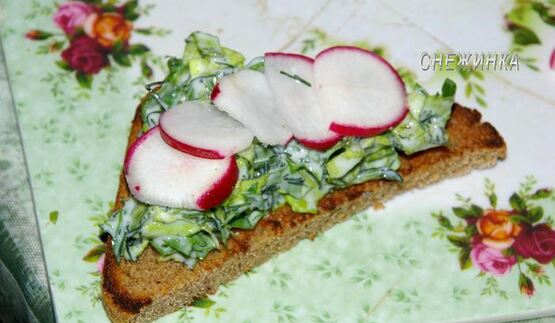 тосты с руколой и яйцом, зеленью и редисом