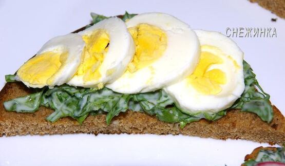 тосты с руколой и яйцом, зеленью и редисом
