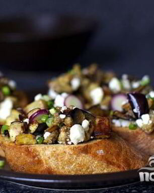 Тосты с салатом из баклажанов