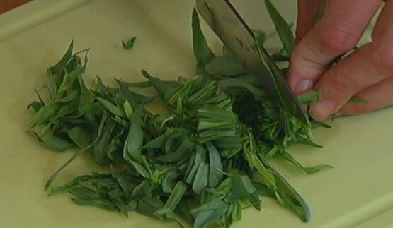 тосты с сельдью, яйцом и тархунным майонезом