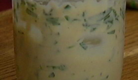 тосты с сельдью, яйцом и тархунным майонезом