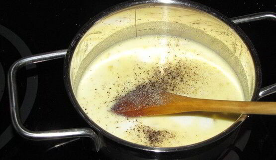 тосты с сырным соусом и помидорами черри