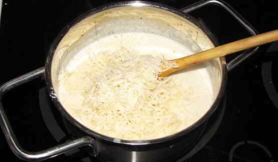 тосты с сырным соусом и помидорами черри