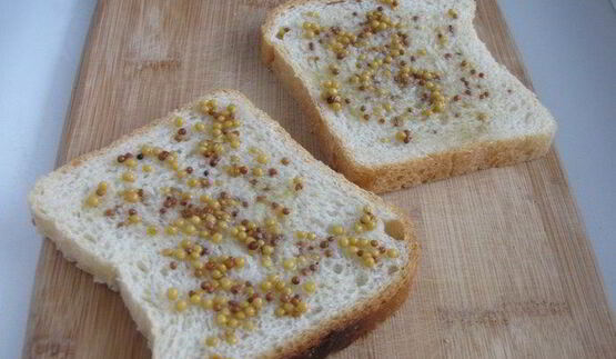 тосты с сырным соусом и помидорами черри