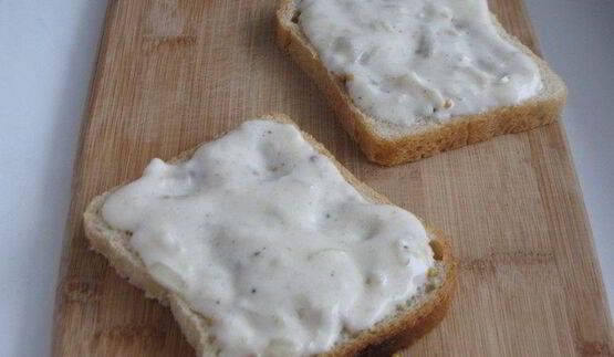 тосты с сырным соусом и помидорами черри