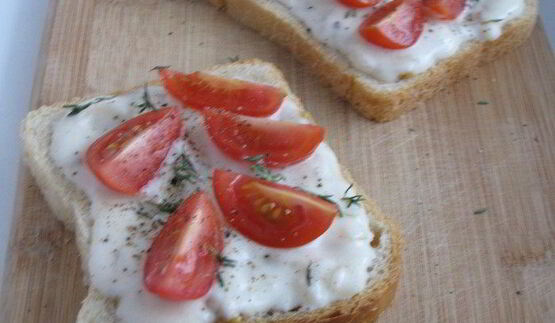 тосты с сырным соусом и помидорами черри