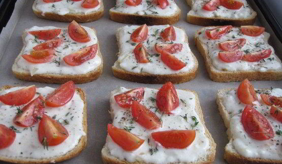 тосты с сырным соусом и помидорами черри